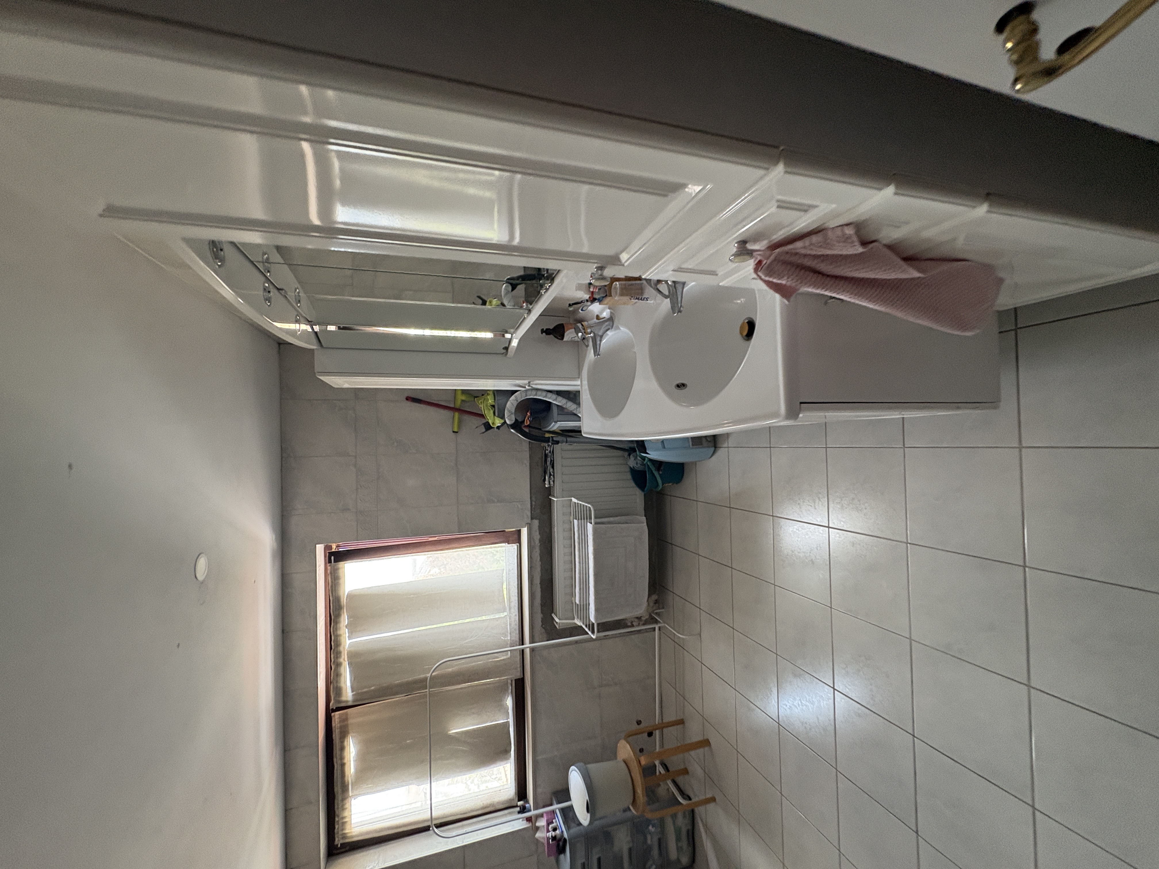 Salle de bain avant rénovation, vue du mobilier